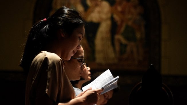 Umat Katolik mengikuti jalannya Misa Kamis Putih di Gereja Katedral, Jakarta, Kamis (18/4). [ANTARA FOTO/M Risyal Hidayat]