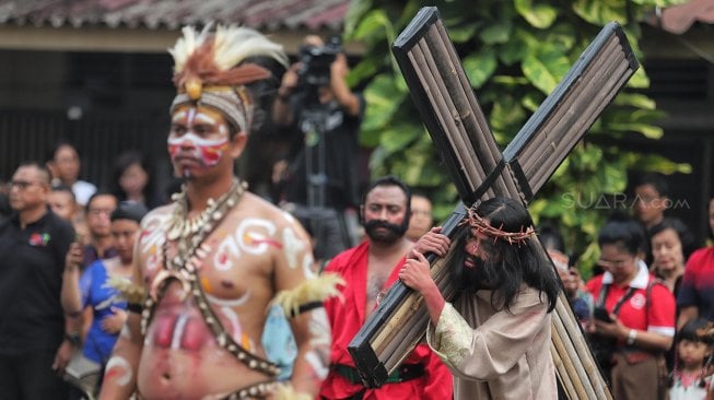 Jemaat Gereja Santo Fransiskus Asasi melaksanakan Prosesi Jalan Salib (Via Dolorosa) di Tebet, Jakarta Selatan, Jumat (19/4). [Suara.com/Muhaimin A Untung]