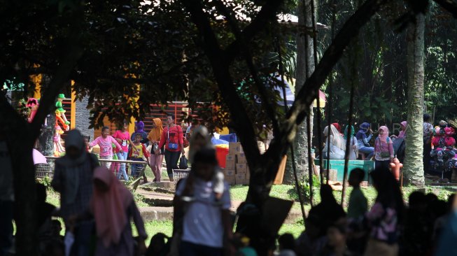 Warga memanfaatkan hari libur Paskah dengan mengunjungi lokasi wisata Kebun Binatang Ragunan di Jakarta, Jumat (19/2). [Suara.com/Arief Hermawan P]