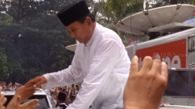 Capres nomor urut 2 Prabowo Subianto berpidato di depan massa pendukung yang hadir dalam acara pesta klaim kemenangannya di Jalan Kertanegara Nomor 4, Kebayoran Baru, Jakarta Selatan, Jumat (19/4/2019). [Suara.com/Fakhri Fuadi Muflih]