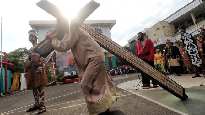 Jemaat Gereja Santo Fransiskus Asasi melaksanakan Prosesi Jalan Salib (Via Dolorosa) di Tebet, Jakarta Selatan, Jumat (19/4). [Suara.com/Muhaimin A Untung]