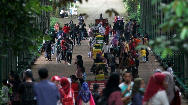 Warga memanfaatkan hari libur Paskah dengan mengunjungi lokasi wisata Kebun Binatang Ragunan di Jakarta, Jumat (19/2). [Suara.com/Arief Hermawan P]