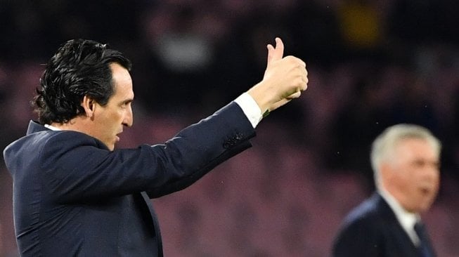 Gestur manajer Arsenal, Unai Emery (kiri) pada laga leg kedua perempatfinal Liga Europa 2018/2019 kontra tuan rumah Napoli di Stadio San Paolo, (Jumat (19/4/2019) dini hari WIB. [Andreas SOLARO / AFP]