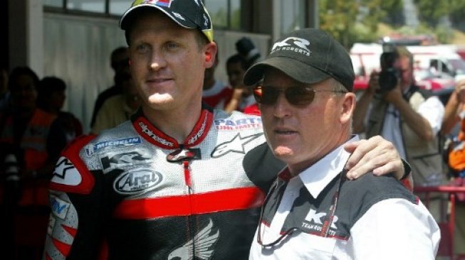 Legenda balap MotoGP, Kenny Roberts (kanan), berfoto bersama sang putra yang juga juara dunia kelas 500cc tahun 2000, Kenny Roberts Jr. [AFP/Jaime Reina]