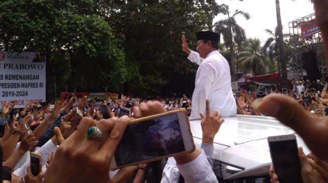 Capres nomor urut 2 Prabowo Subianto berpidato di depan massa pendukung yang hadir dalam acara pesta klaim kemenangannya di Jalan Kertanegara Nomor 4, Kebayoran Baru, Jakarta Selatan, Jumat (19/4/2019). [Suara.com/Fakhri Fuadi Muflih]