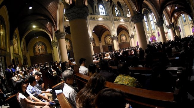 Umat Katolik mengikuti jalannya Misa Kamis Putih di Gereja Katedral, Jakarta, Kamis (18/4). [ANTARA FOTO/M Risyal Hidayat]