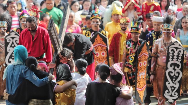 Jemaat Gereja Santo Fransiskus Asasi melaksanakan Prosesi Jalan Salib (Via Dolorosa) di Tebet, Jakarta Selatan, Jumat (19/4). [Suara.com/Muhaimin A Untung]