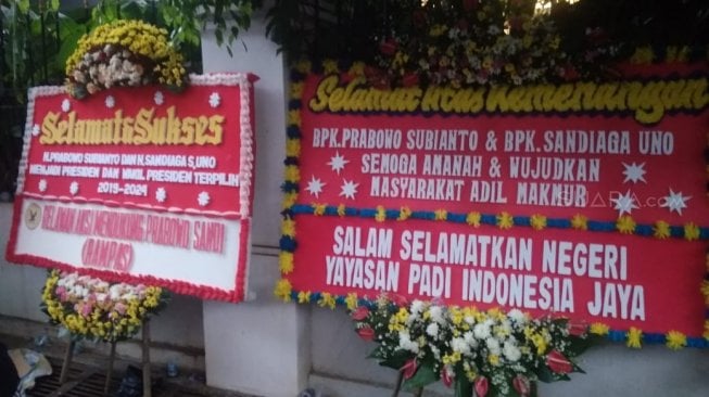 Sembilan karangan bunga dipamerkan saat acara Syukur Kemenangan Indonesia di depan rumah Capres nomor urut 02 Prabowo Subianto Jalan Kertanegara, Kebayoran Baru, Jakarta Selatan, Jumat (19/4/2019). [Suara.com/Fakhri Fuadi Muflih]