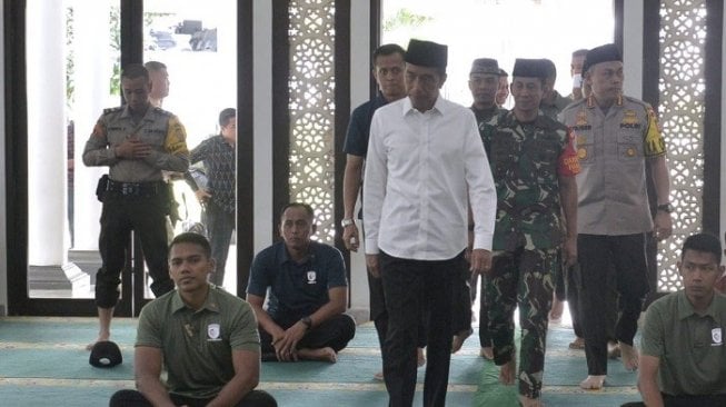 Presiden Jokowi saat henak salat Jumat di Masjid Baitussalam. (Biro Setpres)