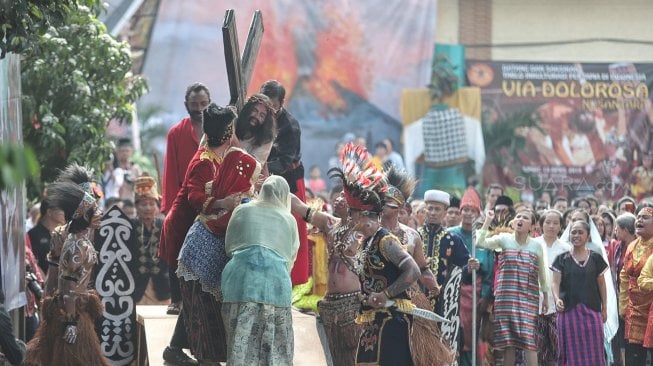 Jemaat Gereja Santo Fransiskus Asasi melaksanakan Prosesi Jalan Salib (Via Dolorosa) di Tebet, Jakarta Selatan, Jumat (19/4). [Suara.com/Muhaimin A Untung]