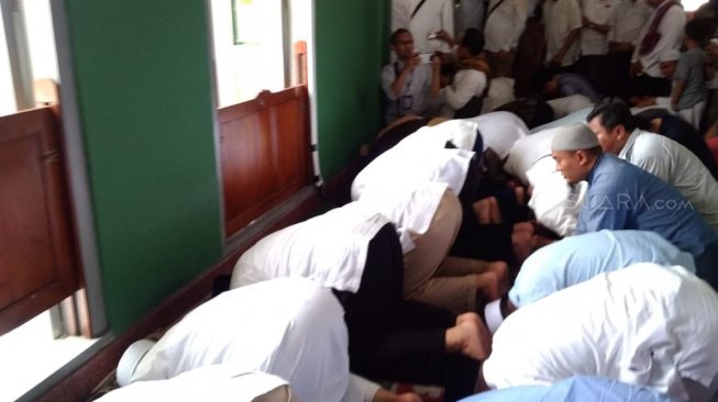 Capres nomor urut 02 Prabowo Subianto salat Jumat di Masjid Al-Azhar, Jakarta Selatan. (Suara.com/Fakhri)