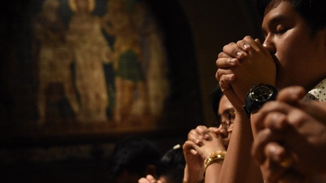 Umat Katolik mengikuti jalannya Misa Kamis Putih di Gereja Katedral, Jakarta, Kamis (18/4). [ANTARA FOTO/M Risyal Hidayat]