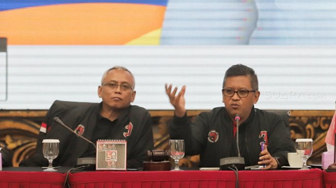 Sekjen Partai PDI Perjuangan Hasto Kristiyanto bersama jajaran DPP PDI Perjuangan memberi keterangan kepada awak media di kantor DPP PDI Perjuangan, Jakarta, Jumat (19/4). [Suara.com/Muhaimin A Untung]

