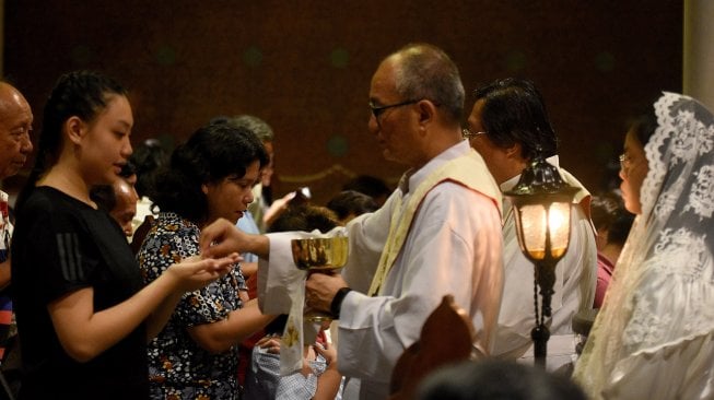 Umat Katolik mengikuti jalannya Misa Kamis Putih di Gereja Katedral, Jakarta, Kamis (18/4). [ANTARA FOTO/M Risyal Hidayat]