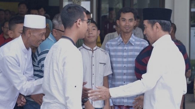 Presiden Jokowi bersalaman dengan jamaah sesuai salat Jumat di Masjid Baitussalam. (Biro Setpres)