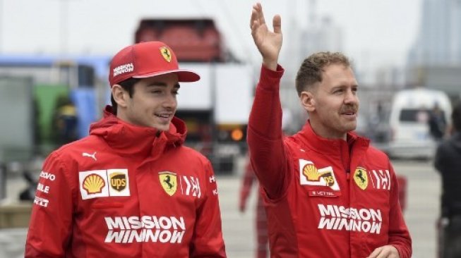 Duet pebalap Ferrari, Sebastian Vettel (kanan) dan Charles Leclerc. [AFP/Wang Zhao]