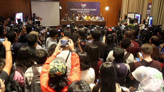 Perhimpunan Survei Opini Publik (Persepi) menyampaikan paparan dalam acara bertema "Expose Data, Quick Count Pemilu 2019" di Jakarta, Sabtu (20/4). [Suara.com/Arief Hermawan P]