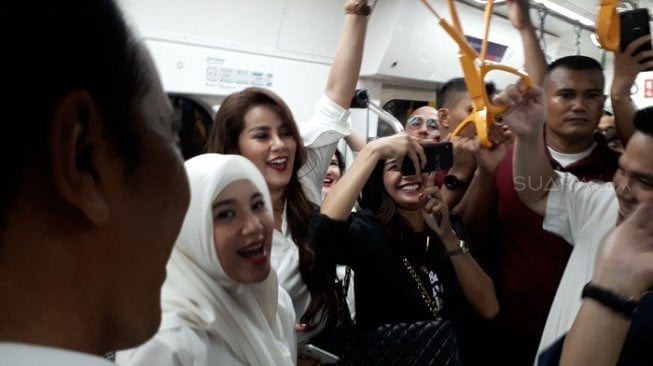 Chacha Frederica bareng Jokowi di MRT. (Suara.com/Ummi H. S)