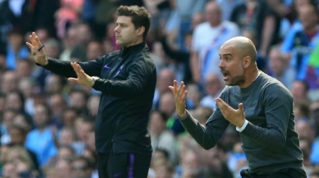 Manajer Man City, Pep Guardiola (kanan), dan Manajer Tottenham Hotspur, Mauricio Pochettino, memberi instruksi kepada para pemainnya saat kedua klub bertemu dalam matchday ke-34 Liga Inggris di Etihad Stadium, Sabtu (20/4/2019). [AFP/Lindsey Parnaby]