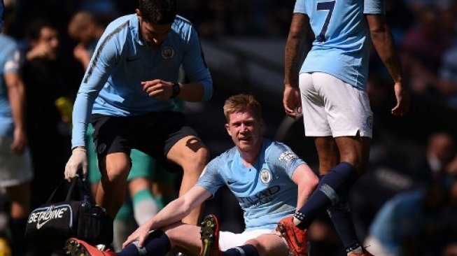 Gelandang Man City Kevin De Bruyne mengalami cedera saat klubnya menang 1-0 atas Tottenham Hotspur pada matchday ke-35 Liga Inggris di Etihad Stadium, Sabtu (20/4/2019). [AFP/Oli Scarff]