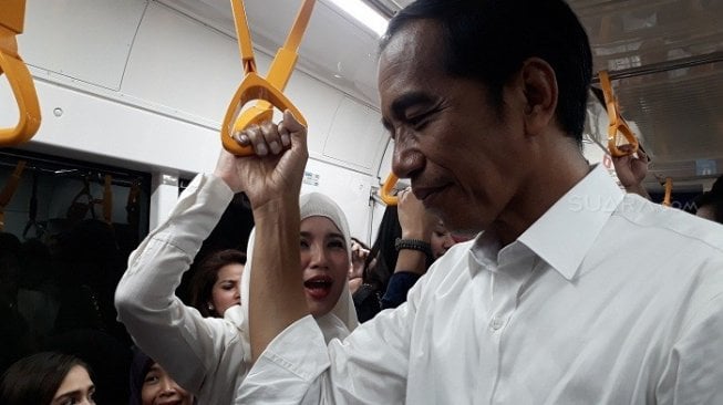 Lihat Jokowi Diri di MRT, Chacha: Masyallah Presiden Gentlemen Banget Lho