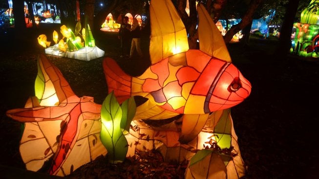 Pengunjung menikmati wisata keindahan Pesona Taman Lampion, di Taman Dadaha, Kota Tasikmalaya, Jawa Barat, Jumat (19/4).[ANTARA FOTO/Adeng Bustomi]
