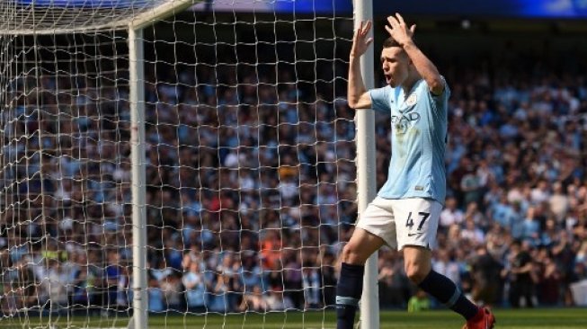 Langgar Social Distancing, Phil Foden Asyik Main Bola di Pantai