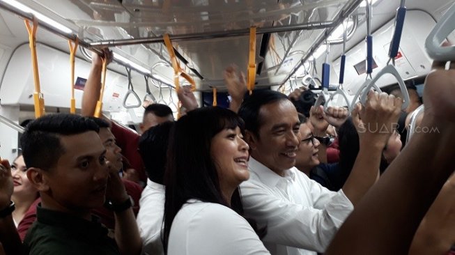 Pulang Rapat, Jokowi Bareng Artis Naik Kereta MRT