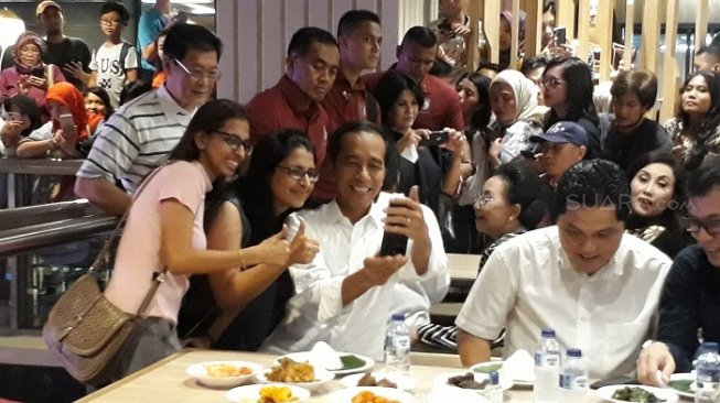 Akhir Pekan, Jokowi Makan Nasi Padang Bareng Erick Thohir dan Wishnutama