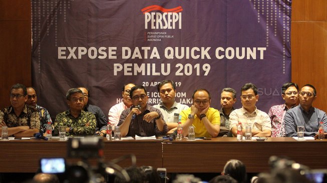 Para peneliti dari 12 lembaga survei yang tergabung dalam Perhimpunan Survei Opini Publik (Persepi) menyampaikan paparan dalam acara bertema "Expose Data, Quick Count Pemilu 2019" di Jakarta, Sabtu (20/4). [Suara.com/Arief Hermawan P]