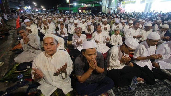 Umat muslim berdoa usai melaksanakan salat sunah tasbih malam Nisfu Sya'ban 15 Sya'ban 1440 Hijriah di Masjid Jami Banjarmasin, Kalimantan Selatan, Sabtu (20/4). ANTARA FOTO/Bayu Pratama S