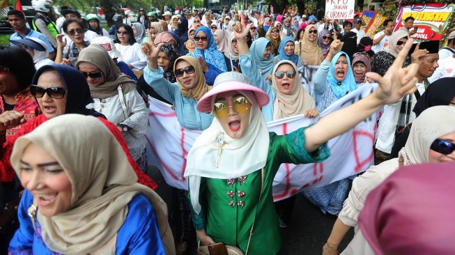 Ratusan ibu-ibu yang mengatasnamakan diri emak-emak pendukung pasangan calon 02 Prabowo Subianto-Sandiaga Uno, menggelar aksi di depan kantor Komisi Pemilihan Umum (KPU), Jakarta Pusat, Minggu (21/4). [Suara.com/Muhaimin A Untung]