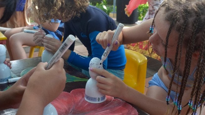 Sejumlah anak wisatawan mancanegara berlomba melukis telur Paskah di salah satu hotel kawasan Legian, Bali, Minggu (21/4). ANTARA FOTO/Fikri Yusuf