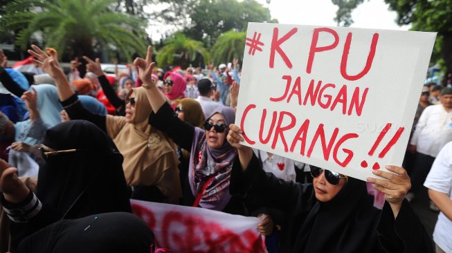 Ratusan ibu-ibu yang mengatasnamakan diri emak-emak pendukung pasangan calon 02 Prabowo Subianto-Sandiaga Uno, menggelar aksi di depan kantor Komisi Pemilihan Umum (KPU), Jakarta Pusat, Minggu (21/4). [Suara.com/Muhaimin A Untung]