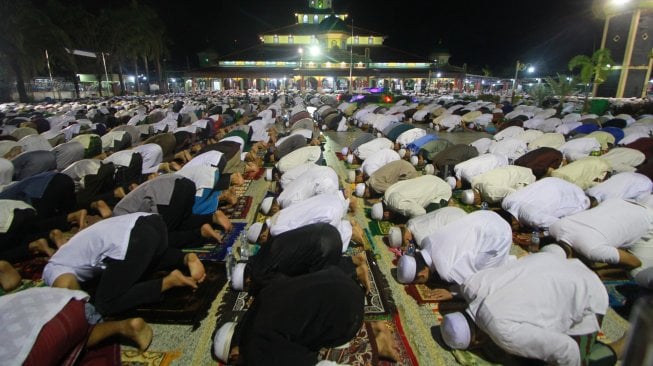 Umat muslim berdoa usai melaksanakan salat sunah tasbih malam Nisfu Sya'ban 15 Sya'ban 1440 Hijriah di Masjid Jami Banjarmasin, Kalimantan Selatan, Sabtu (20/4). ANTARA FOTO/Bayu Pratama S