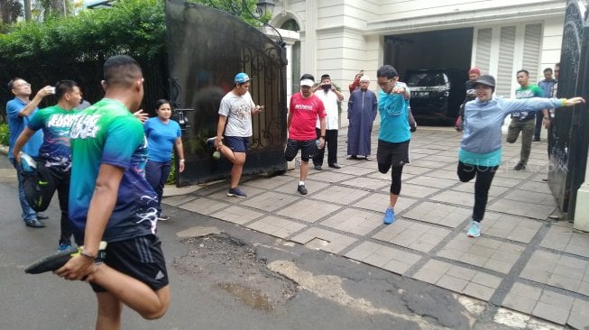 Calon Wakil Presiden nomor urut 02 Sandiaga Uno pemanasan sebelum lari sore. (Suara.com/Tyo)