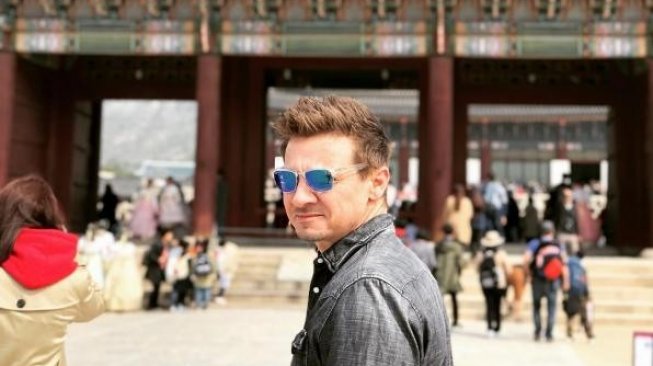 Jeremy Renner Pemeran Hawkeye di Gyeongbokgung. (instagram.com/renner4real)