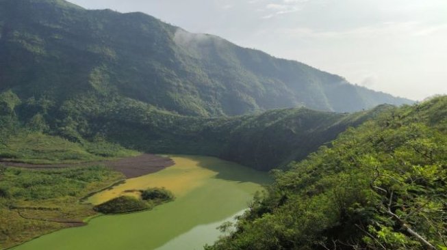 Menelusuri Keindahan Kawah Galunggung, Bareng Trip Lebih Murah