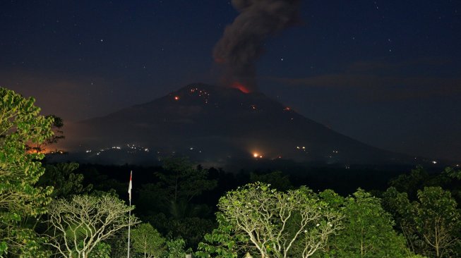 Abu vulkanis dan batu pijar terlontar dari kawah Gunung Agung saat erupsi yang terpantau dari Pos Pengamatan Gunung Api Agung, Karangasem, Bali, Minggu (21/4). [ANTARA FOTO/Nengah Wardhana]