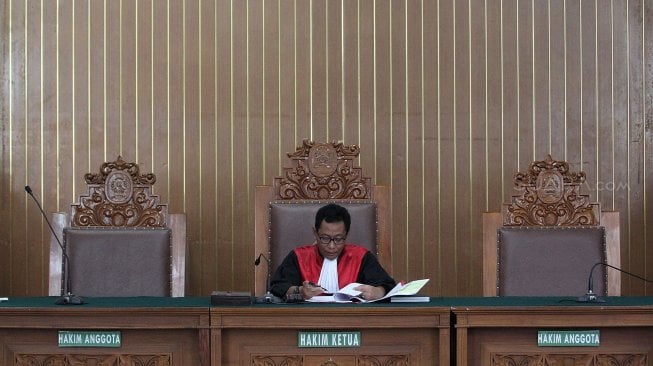 Suasana sidang praperadilan yang diajukan mantan Ketua Umum Partai Persatuan Pembangunan (PPP) Romahurmuziy atas kasus jual-beli jabatan di Kementerian Agama di Pengadilan Negeri Jakarta Selatan, Senin (24/4). [Suara.com/Arief Hermawan P]