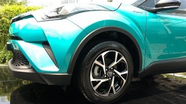 Perhatikan desain velg serta emblem hybrid yang keren dari Toyota C-HR Hybrid [Suara.com/Manuel Jeghesta Nainggolan].