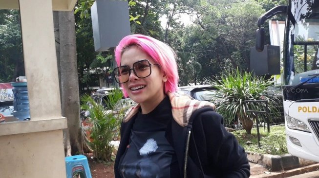 Nikita Mirzani saat tiba di Polda Metro Jaya, Senin (22/4/2019) [Suara.com/Suci Febriastuti]