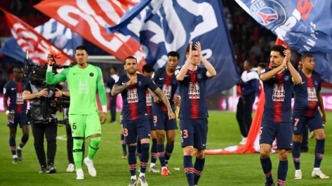 Para pemain Paris Saint Germain merayakan sukses mereka menjuarai Liga Prancis usai menghadapi AS Monaco di Parc des Princes stadium in Paris. FRANCK FIFE / AFP