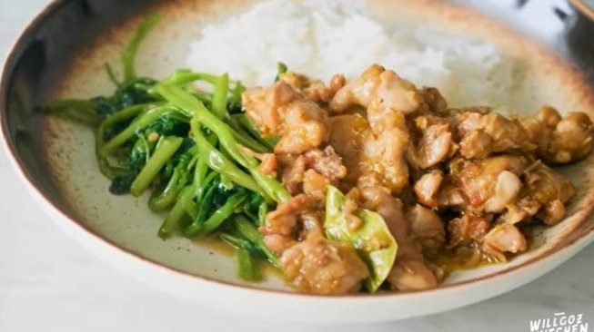 Masak Hemat Bulan Tua Ayam  Cabe  Ijo  dan Kangkung Saus 