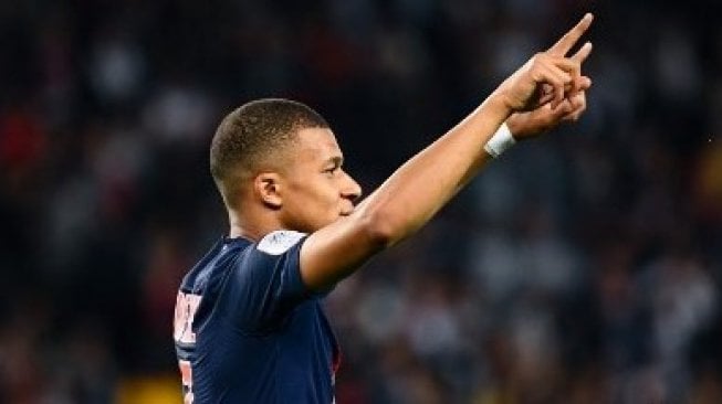 Bintang Paris Saint-Germain Kylian Mbappe merayakan sukses timnya menjuarai Liga Prancis di Parc des Princes stadium, Paris. FRANCK FIFE / AFP