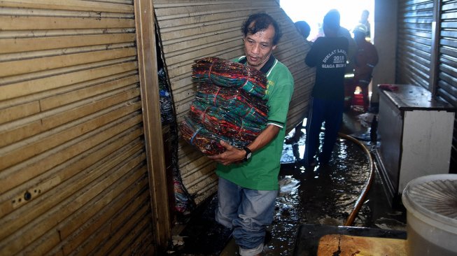 Suasana lokasi kebakaran di Gudang baju blok C Pasar Tanah Abang, Jakarta, Senin (22/4). [ANTARA FOTO/M Risyal Hidayat]