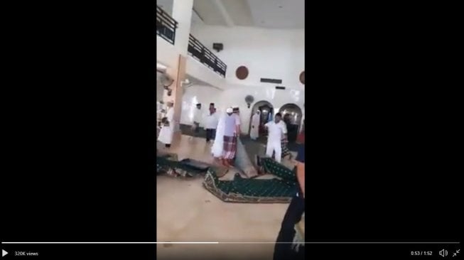 Ngamuk Disindir Caleg, Jemaah Salat Jumat Kembalikan Bantuan Karpet Masjid