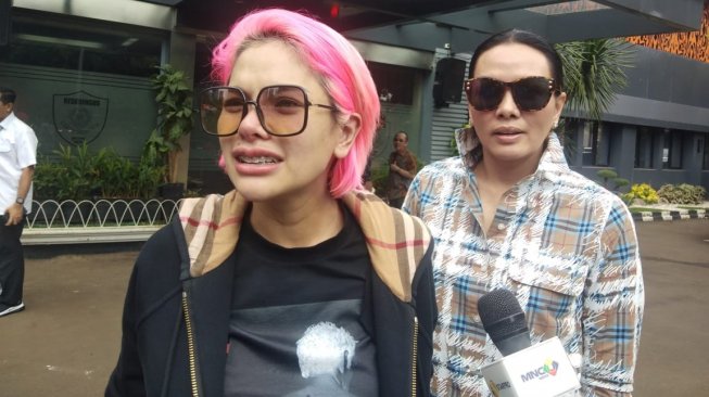 Nikita Mirzani di Polda Metro Jaya, Senin (22/4/2019). [Suci Febriastuti/Suara.com]