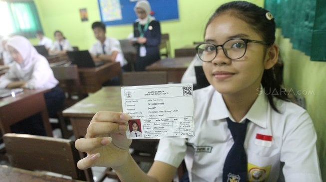 Pelajar mengikuti Ujian Nasional Berbasis Komputer (UNBK) di SMPN 85 Jakarta, Jakarta Selatan, Senin (22/4). [Suara.com/Arief Hermawan P]