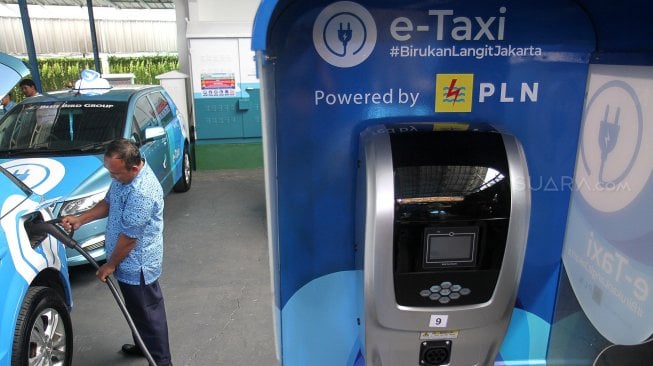 Sejumlah taksi bertenaga listrik terparkir di kantor Blue Bird, Jakarta, Senin (22/4). [Suara.com/Arief Hermawan P]